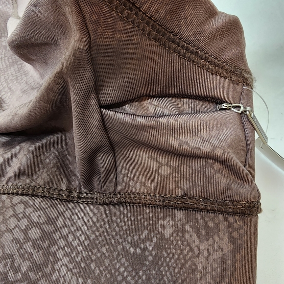 Tahari Sports Bra Brown Snakeskin Print Size Small Activewear NWT - Picture 9 of 10